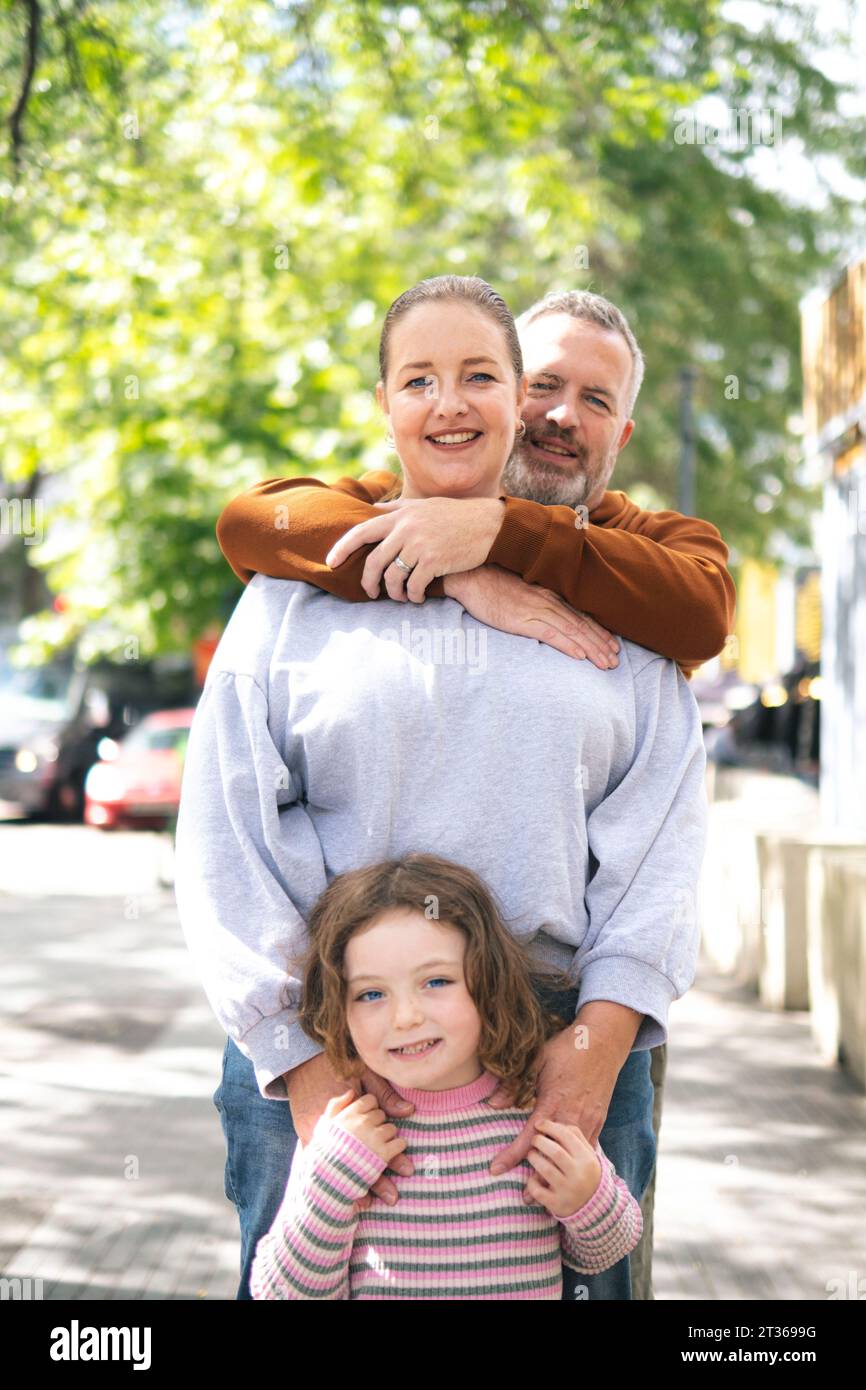 Glückliche Familie, die gemeinsame Freizeit auf der Straße genießt Stockfoto