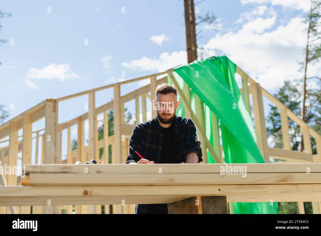 Ingenieur, der auf der Baustelle mit Holz arbeitet Stockfoto