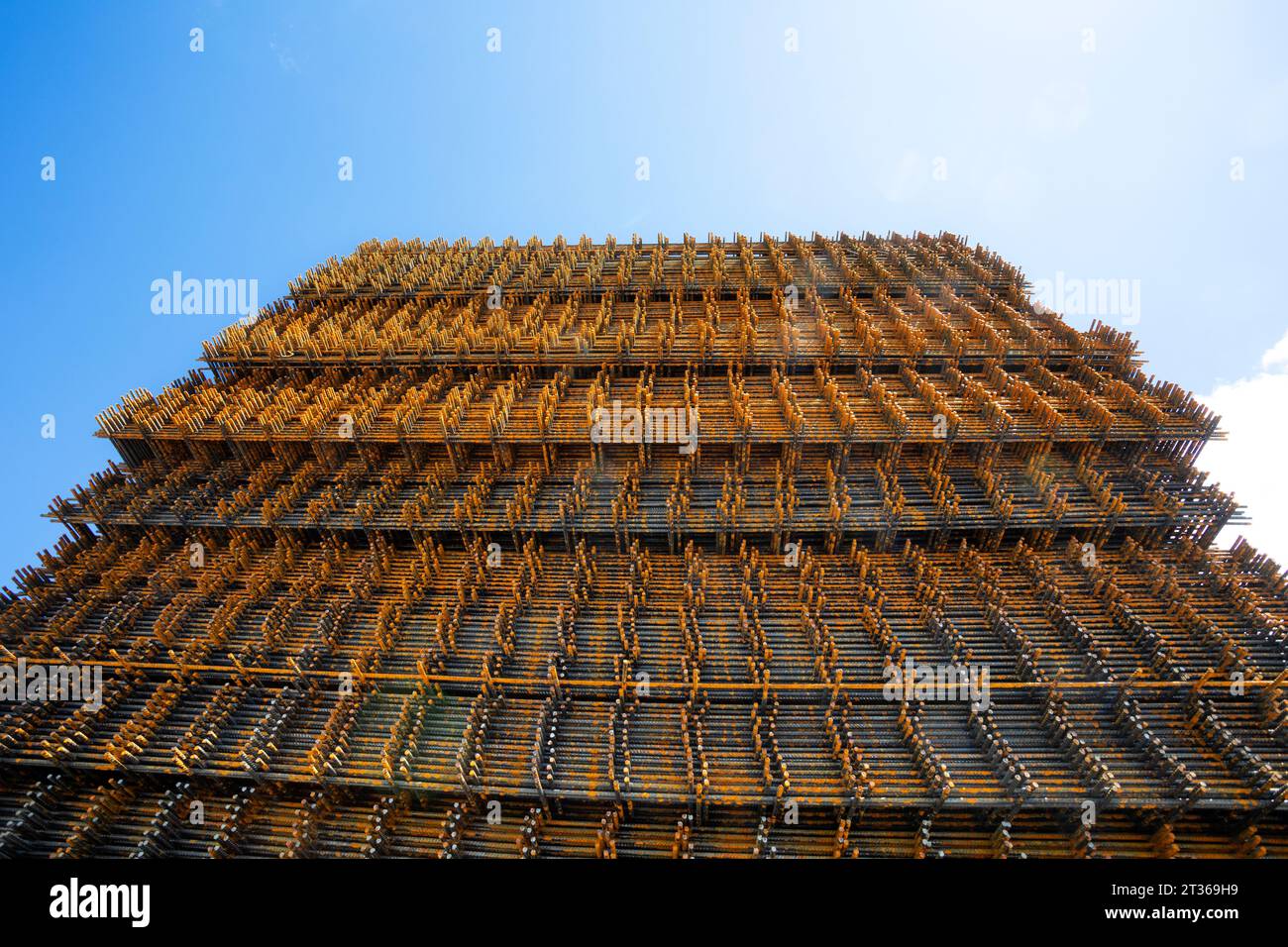 Stapel von industriellen Stahlgittern Stockfoto