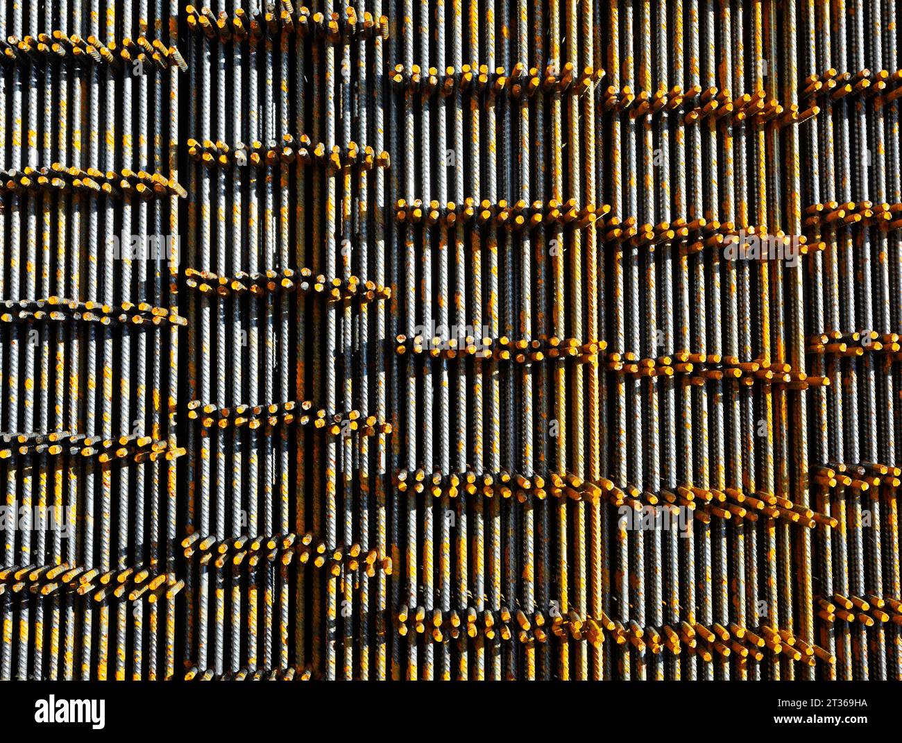Stapel von industriellen Stahlgittern Stockfoto