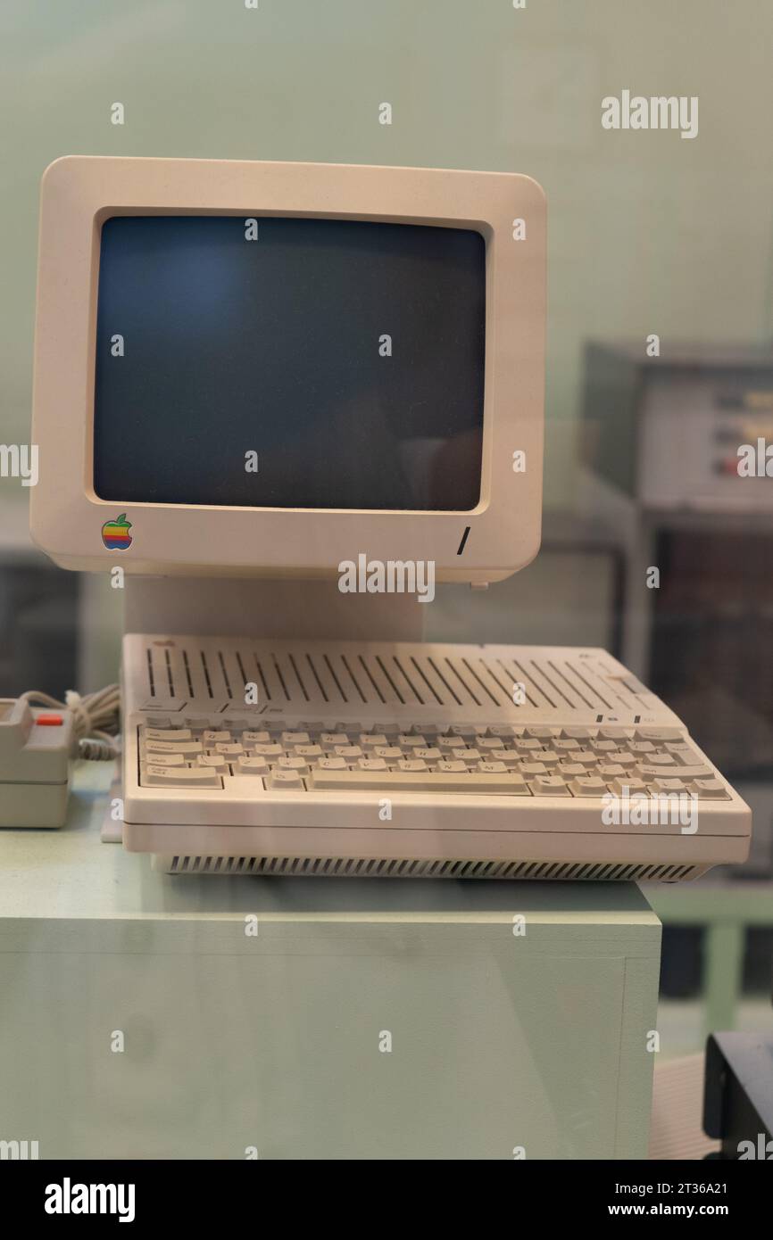 APPLE - der erste alte Computer. Retro-Gerät. Polen, Warschau - 28. Juli 2023. Stockfoto