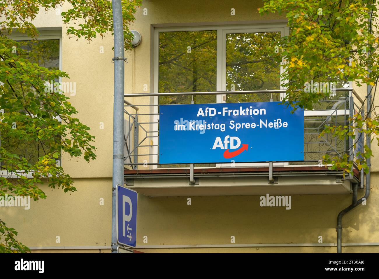Deutschland , Forst , 23.10.2023 , Zeichen der AFD - Fraktion des bezirksrats Spree - Neiße am Balkongeländer Stockfoto