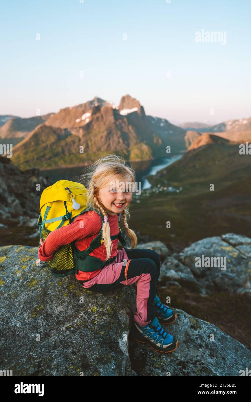 Kind Mädchen Wandern mit Rucksack in den Bergen Reise Urlaub in Norwegen Abenteuer Outdoor aktiv gesunde Lebensweise 4 Jahre alt Kind glücklich lächelnd Stockfoto