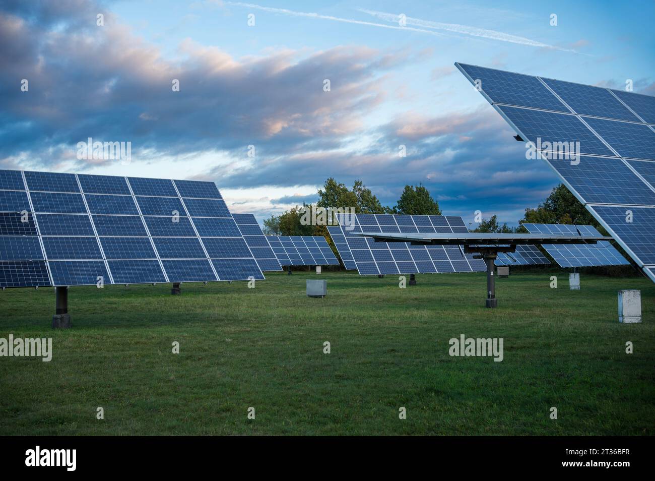 Solarpaneele, die der Position der Sonne durch Tracker folgen Stockfoto