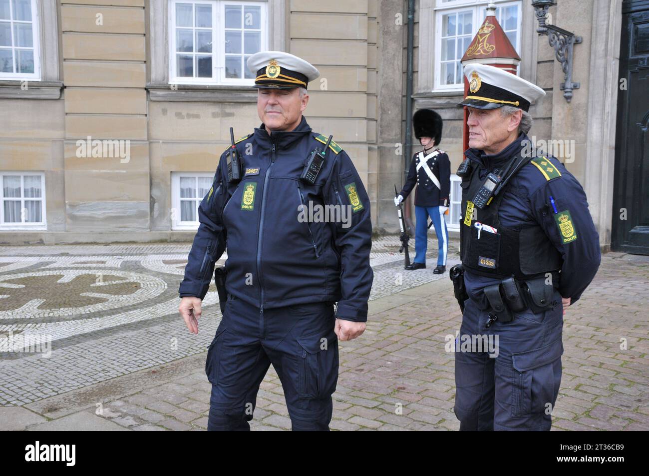 Kopenhagen, Dänemark /23. Oktober. 2023/. Die Königin Margrethe II. Und der Kronprinz Frederiks kommen im Schloss Amalienborg an, um den ehemaligen Vorsitzenden und den Minister und Vize-Premierminister im dänischen Kapital zu treffen. Photo.Francis Joseph Dean/Dean Pictures Credit: Imago/Alamy Live News Stockfoto