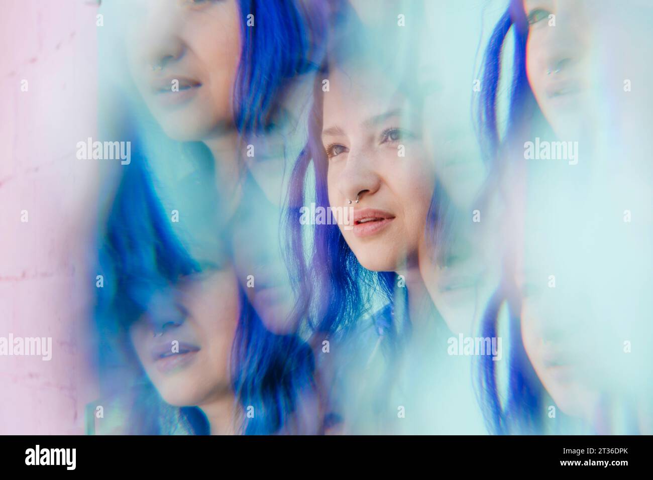 Mehrfachbild einer Frau mit blau gefärbtem Haar Stockfoto
