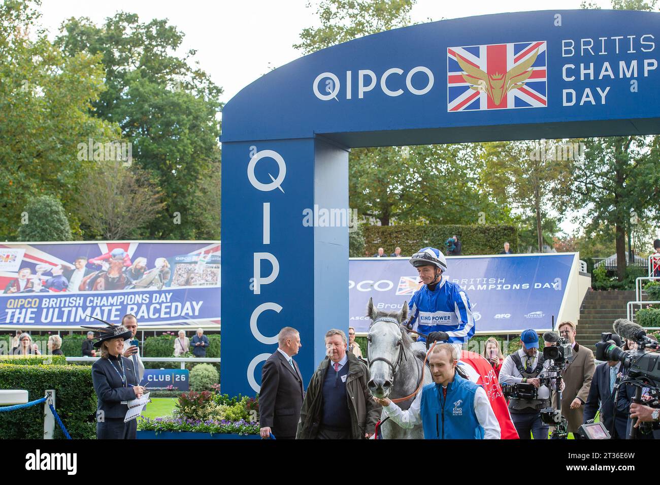 Ascot, Berkshire, Großbritannien. Oktober 2023. Grey Horse Art Power, geritten von Jockey David Allan, kehrt zum Parade Ring zurück, nachdem er am QIPCO British Champions Day den QIPCO British Champions Sprint Stakes auf der Ascot Racecourse gewonnen hatte und Jockey Frankie Dettori auf Pferd Kinross knapp besiegt hatte. Eigentümer King Power Racing Co Ltd Trainer Tim Easterby, Malton. Züchter Owenstown Bloodstock Ltd Sponsor von King Power International Co Ltd. Kredit: Maureen McLean/Alamy Stockfoto