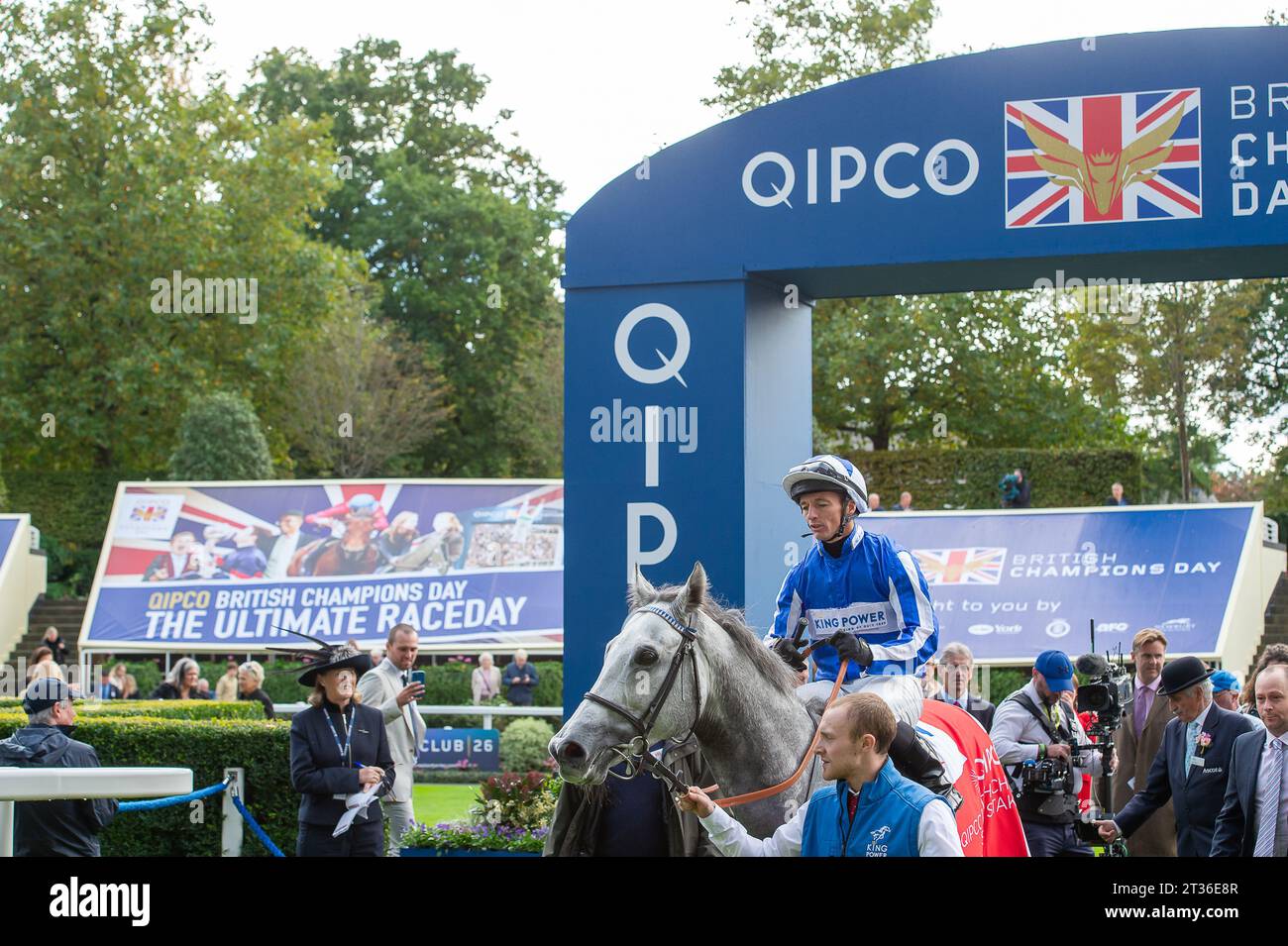 Ascot, Berkshire, Großbritannien. Oktober 2023. Grey Horse Art Power, geritten von Jockey David Allan, kehrt zum Parade Ring zurück, nachdem er am QIPCO British Champions Day den QIPCO British Champions Sprint Stakes auf der Ascot Racecourse gewonnen hatte und Jockey Frankie Dettori auf Pferd Kinross knapp besiegt hatte. Eigentümer King Power Racing Co Ltd Trainer Tim Easterby, Malton. Züchter Owenstown Bloodstock Ltd Sponsor von King Power International Co Ltd. Kredit: Maureen McLean/Alamy Stockfoto