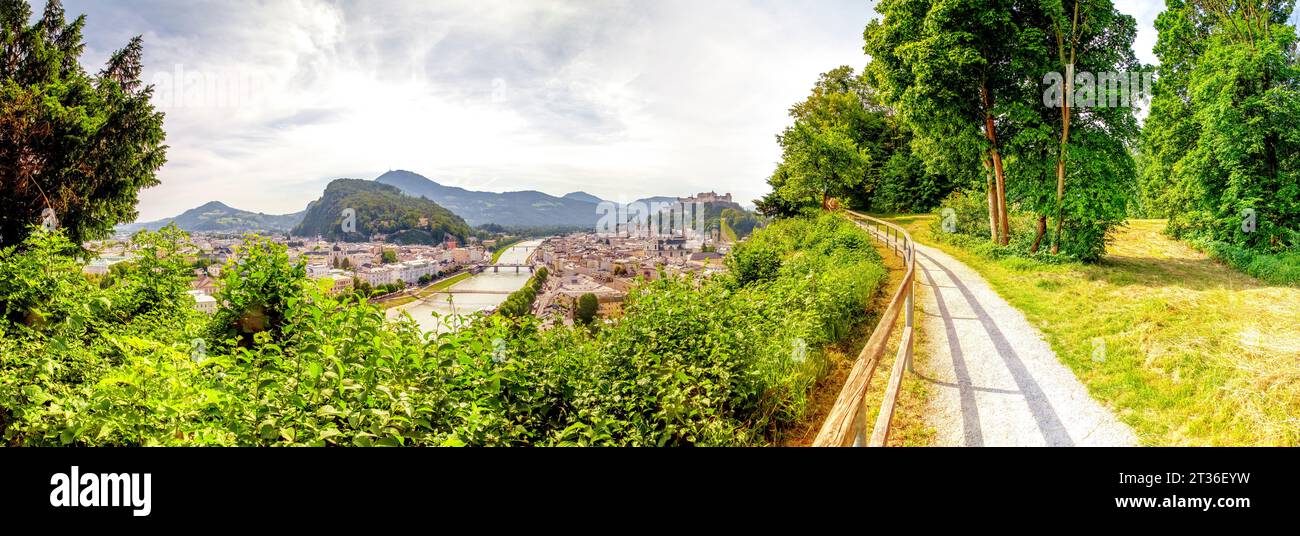 Österreich, Salzburger Land, Salzburg, Stadt am Flussufer vom Wanderweg aus gesehen Stockfoto