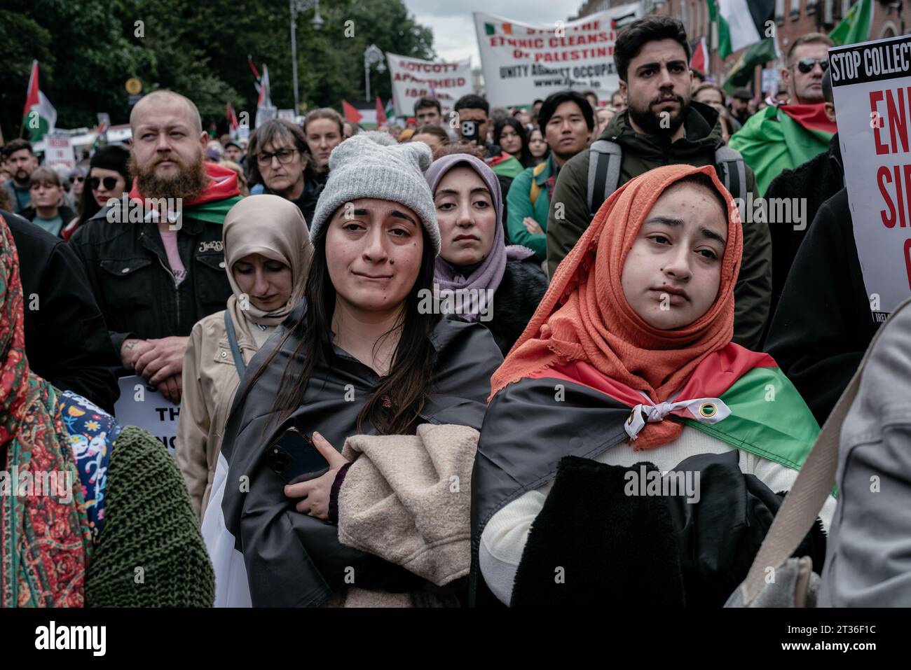 Dublin, Irland. Oktober 2023. Junge Frauen werden emotional, wenn sie während der Demonstration den Sprechern zuhören. Tausende marschierten aus dem Garten der Erinnerung zum Merrion-Platz, um Palästina zu unterstützen, nachdem die Hamas Israel angriffen, der mit einer Belagerung und Bombardierung des Gazastreifens durch Israel als Vergeltungsmaßnahme getroffen wurde. Quelle: SOPA Images Limited/Alamy Live News Stockfoto