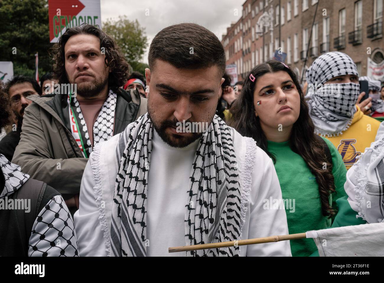 Dublin, Irland. Oktober 2023. Gruppe von Demonstranten, die dem Redner zuhören und darauf reagieren. Tausende marschierten aus dem Garten der Erinnerung zum Merrion-Platz, um Palästina zu unterstützen, nachdem die Hamas Israel angriffen, der mit einer Belagerung und Bombardierung des Gazastreifens durch Israel als Vergeltungsmaßnahme getroffen wurde. Quelle: SOPA Images Limited/Alamy Live News Stockfoto