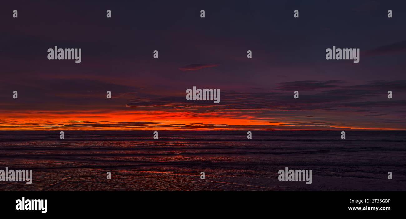 Helle Landschaft mit orangefarbenem Sonnenaufgang am Morgen Stockfoto