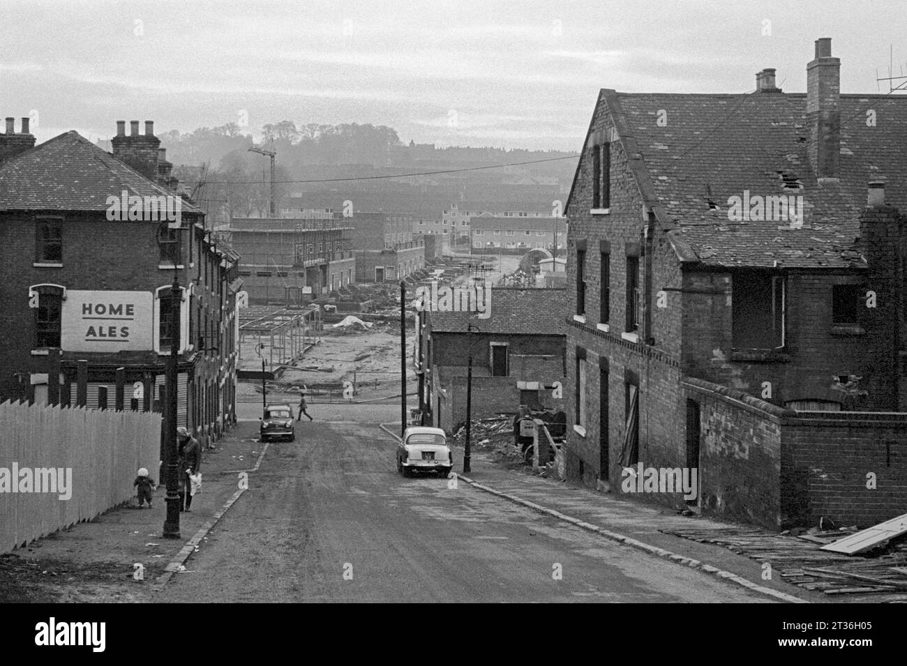 Teilweise abgerissene Häuser auf der Livingstone Street mit Blick auf die St Ann's Well Road während der Slumräumung & Abriss, St Ann's, Nottingham.1969-1972 Stockfoto