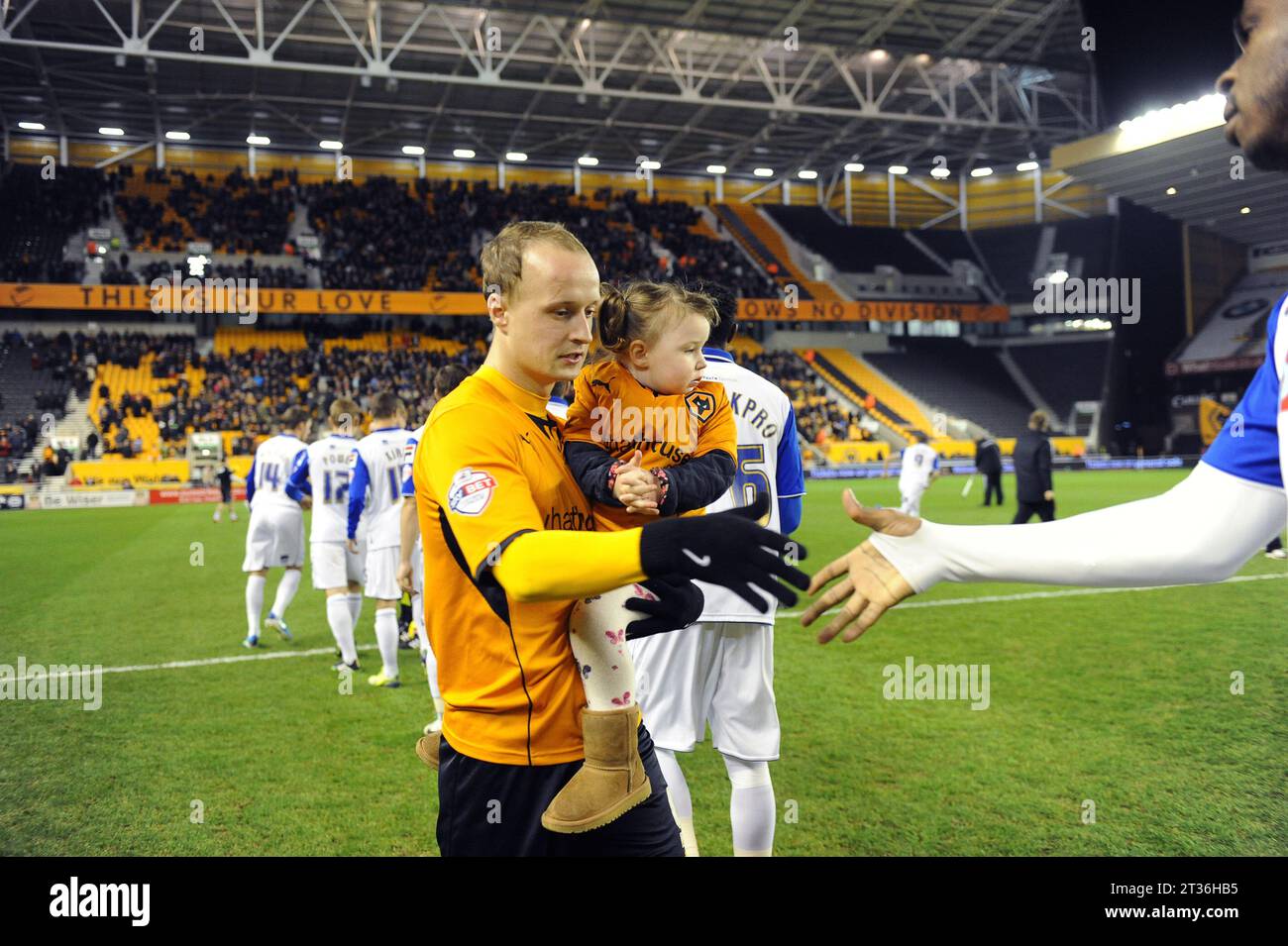 Leigh Griffiths von Wolverhampton Wanderers mit seiner Tochter Sky Bet Football League One – Wolverhampton Wanderers gegen Tranmere Rovers 26/11/2013 Stockfoto