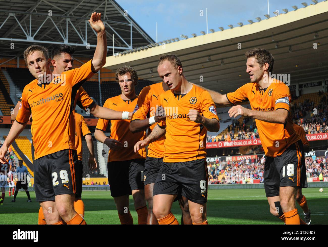 Kevin Doyle von Wolverhampton Wanderers feiert, nachdem er mit Leigh Griffiths und Sam Ricketts ein Tor für 2-0 erzielt hat. Sky Bet Football League One - Wolverhampton Wanderers gegen Swindon Town 14/09/2013 Stockfoto