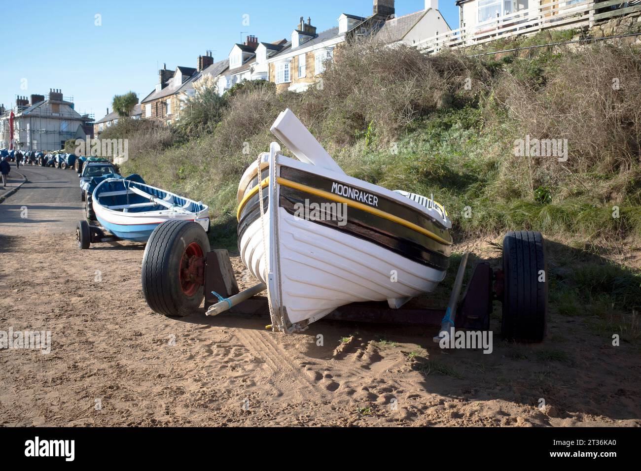 Elegant lackiertes Fischerboot MOONRAKER parkt am Strand bei Marske am Meer Cleveland North Yorkshire UK, gesichert über dem Wasserspiegel, um das zu verhindern Stockfoto