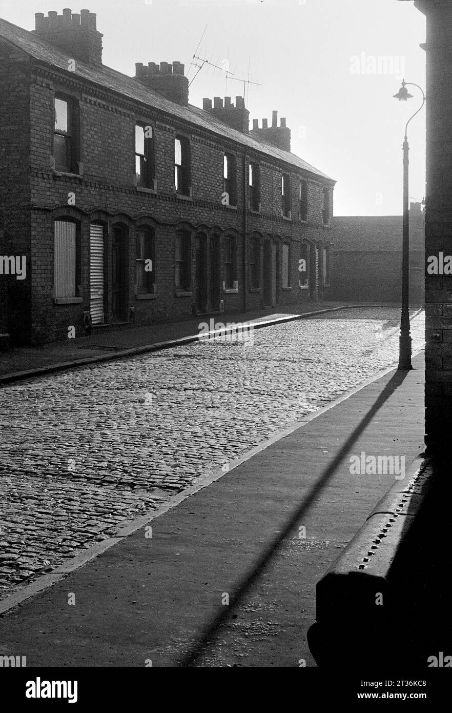 Kopfsteinpflaster Sanderson Street mit Blick auf die St Albans Street, Foto während der Slumräumung und Abriss von St Ann's, Nottingham. 1969-1972 Stockfoto
