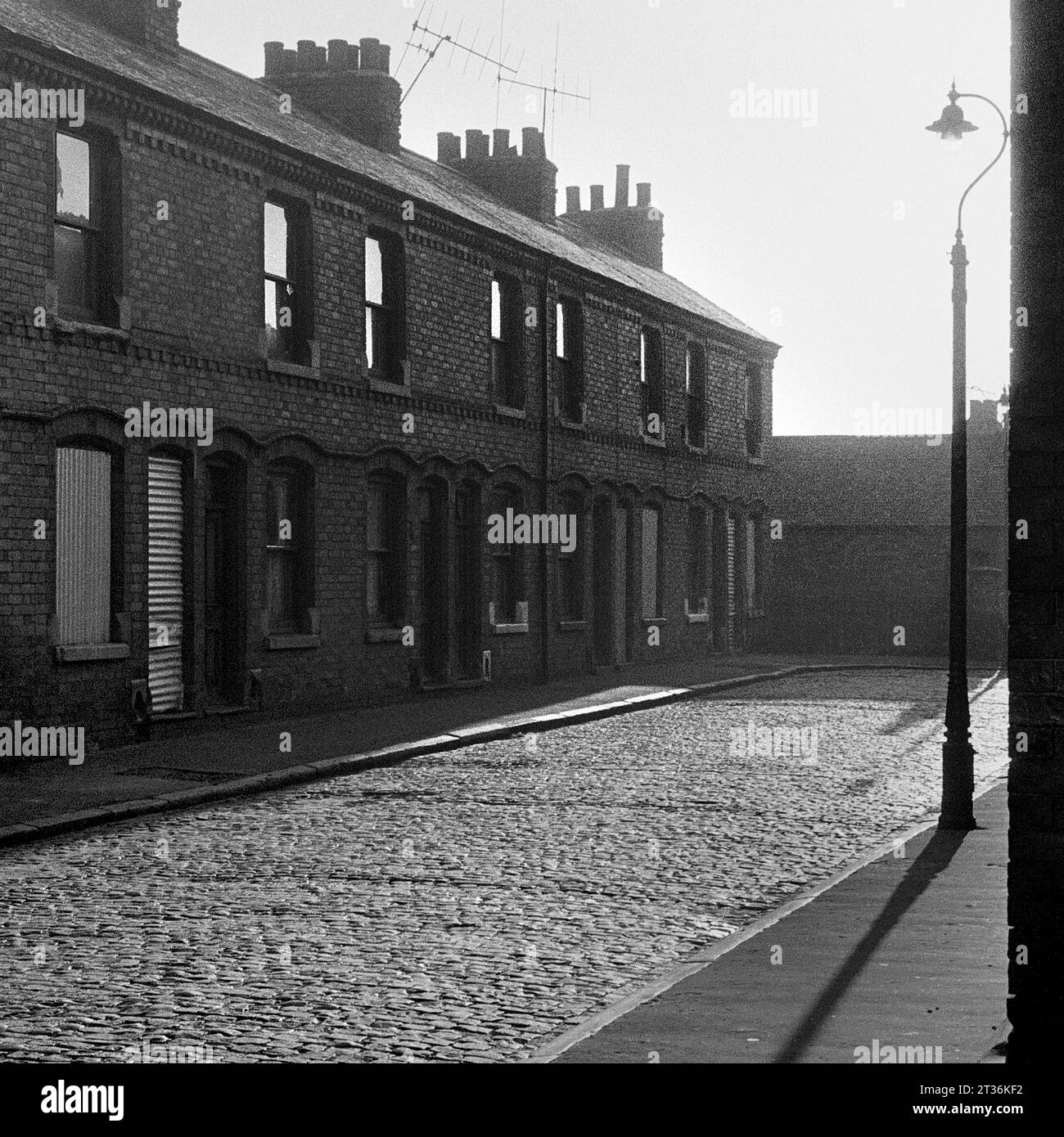Kopfsteinpflaster Sanderson Street mit Blick auf die St Albans Street, Foto während der Slumräumung und Abriss von St Ann's, Nottingham. 1969-1972 Stockfoto