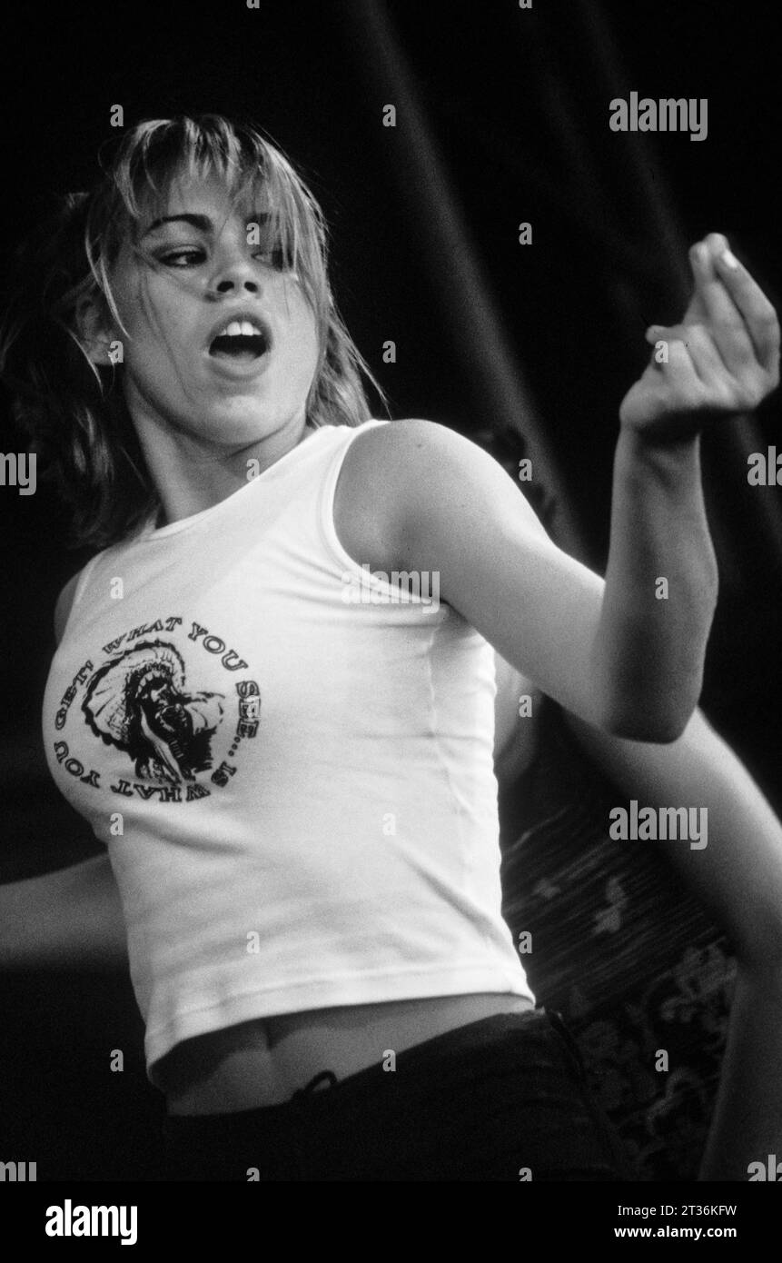 BILLIE PIPER, SÄNGER, 1998: Billie Piper im Alter von 15 Jahren auf der Red Dragon Roadshow Stage am Cardiff Big Weekend in Cardiff, Wales, Großbritannien am 8. August 1998. Foto: Rob Watkins. INFO: Billie Piper startete ihre Popkarriere 1998 mit der Hit-Single Because We Want To, womit sie zur jüngsten Künstlerin wurde, die auf Platz 1 in Großbritannien debütierte. Ihr Erfolg in den Charts setzte sich mit den Alben Honey to the B und Walk of Life fort. Stockfoto
