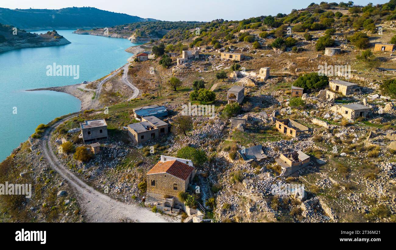 VEW des verlassenen Dorfes Evretou auf der Seite des Evretou Stausees, Bezirk Paphos, Zypern. Stockfoto