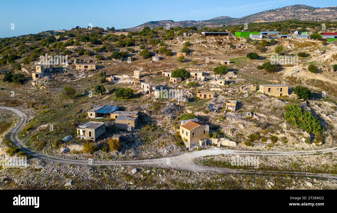 VEW des verlassenen Dorfes Evretou auf der Seite des Evretou Stausees, Bezirk Paphos, Zypern. Stockfoto