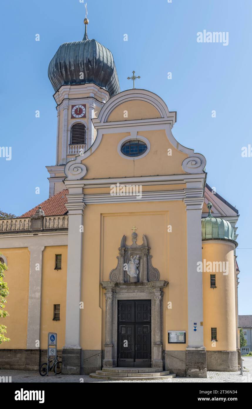 Ansicht der St. Nikolaus Kirchenfassade, im hellen Sommerlicht in Immenstadt, Allgäu, Bayern, Deutschland Stockfoto