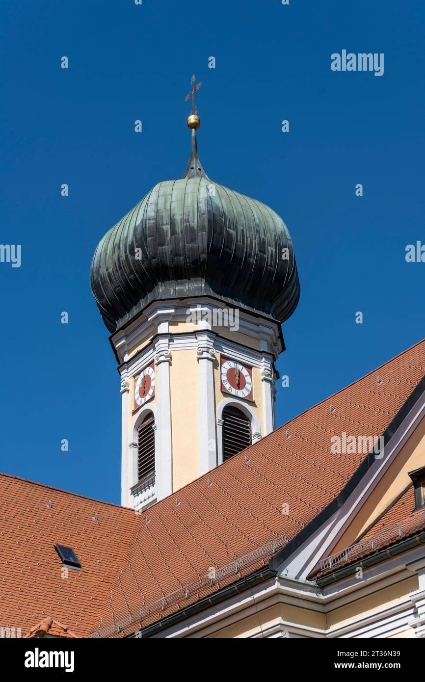 Ansicht der St. Kirchturm Nikolaus, aufgenommen im hellen Sommerlicht in Immenstadt, Allgäu, Bayern Stockfoto