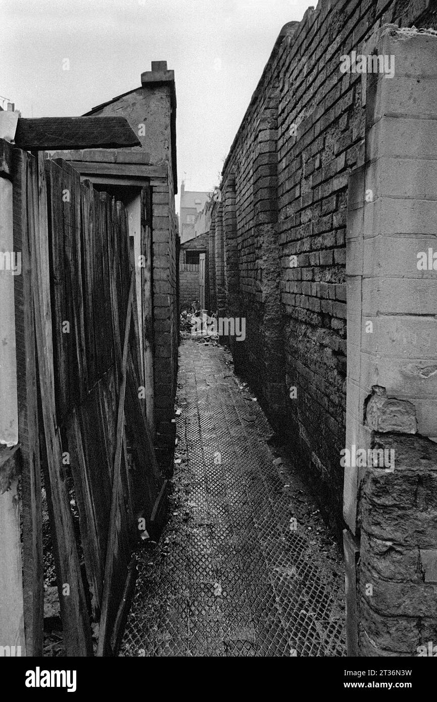 Hintergasse mit diamantgemustertem Backsteinpflaster, Foto während der Slumräumung und Abriss von St Ann's, Nottingham. 1969-1972 Stockfoto