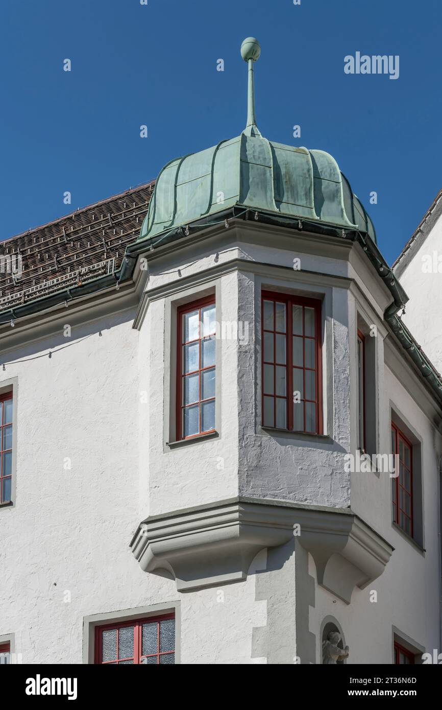 Detail des Eckturms des Schlosses im historischen Dorf, aufgenommen in hellem Sommerlicht in Immenstadt, Allgäu, Bayern, Deutschland Stockfoto