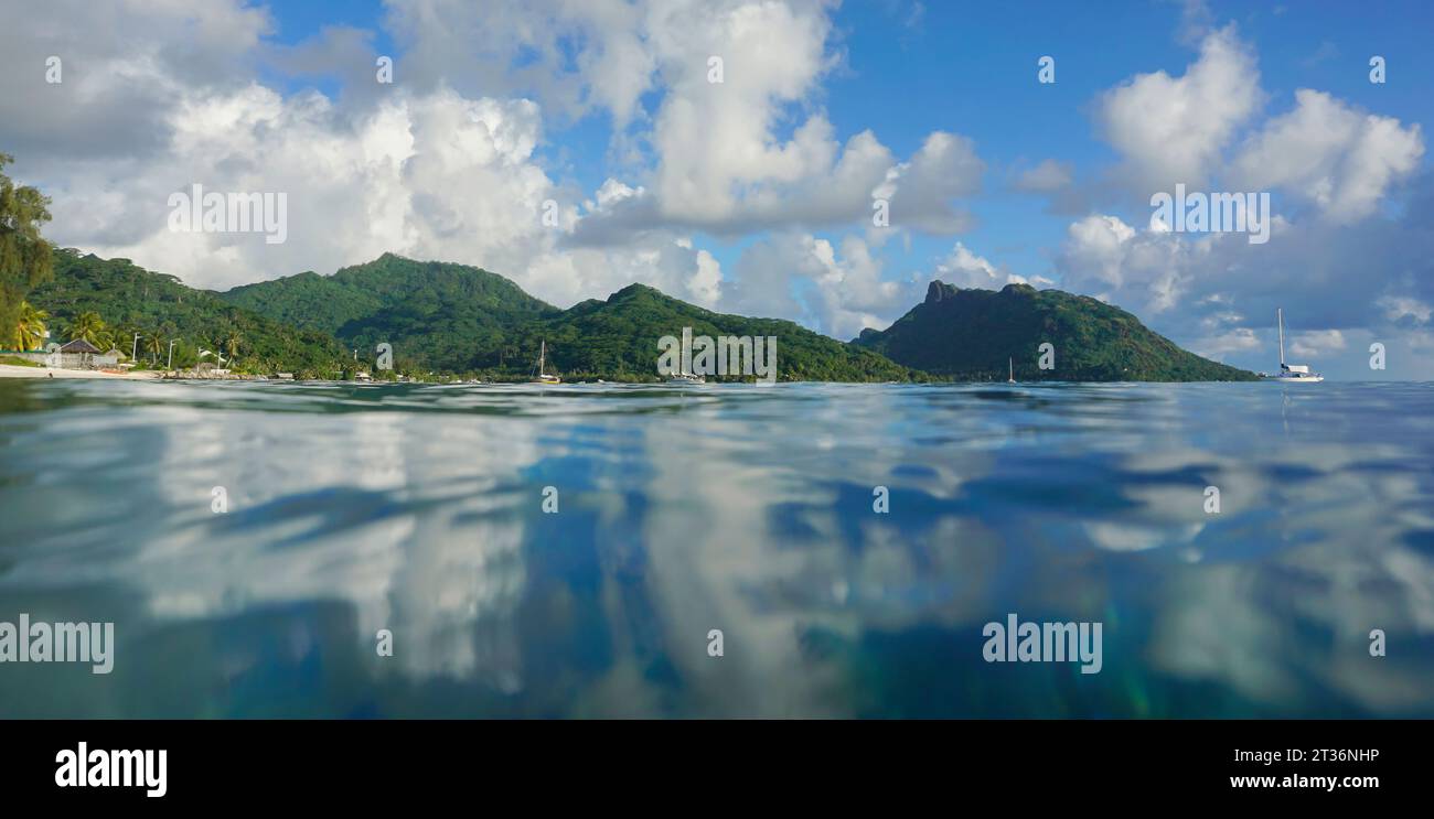 südpazifische Insel Huahine Landschaft von der Meeresoberfläche, Französisch-Polynesien, Naturszene, Gesellschaftsinseln Stockfoto