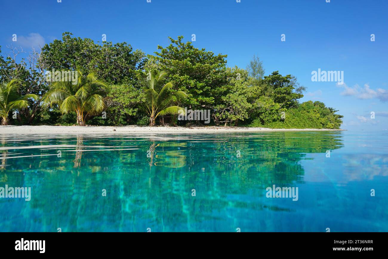 Tropische Insel in der Lagune der Insel Huahine, von der Meeresoberfläche aus gesehen, Naturszene, Französisch-Polynesien, südpazifik, Gesellschaftsinseln Stockfoto