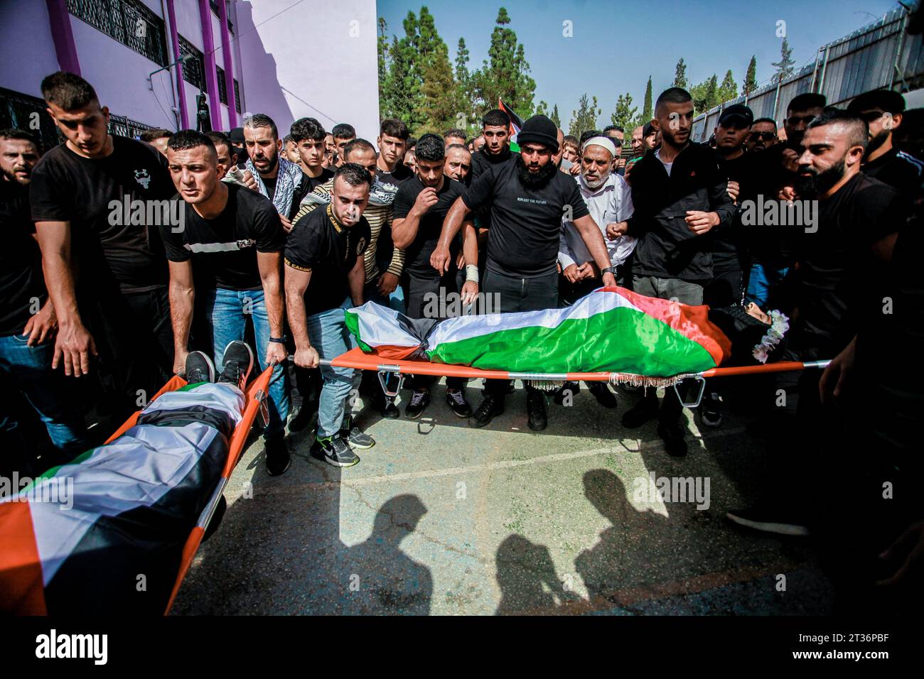 (ANMERKUNG DER REDAKTION Bild zeigt den Tod) Trauernde tragen die