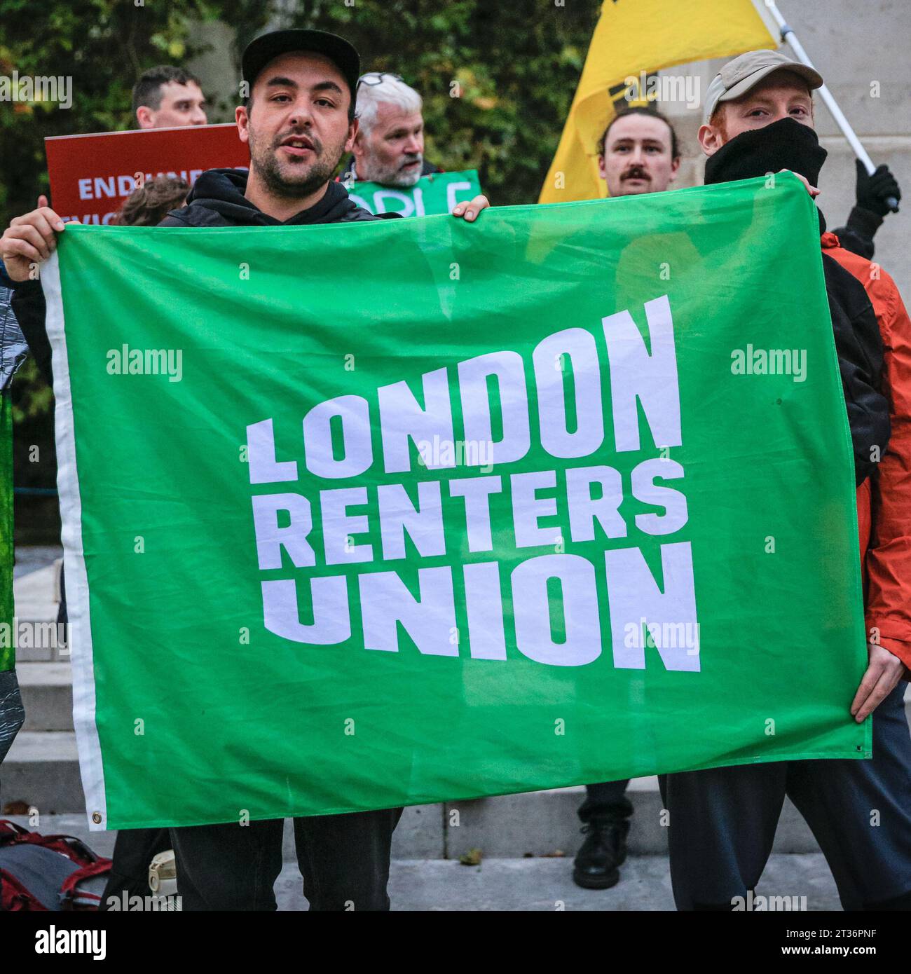 London, Großbritannien. Oktober 2023. Demonstranten verschiedener Organisationen treffen sich vor den Houses of Parliament zu einer Kundgebung, während das Gesetz seine zweite Lesung im House of Commons durchläuft. Das vorgeschlagene Renters Reform Bill würde darauf abzielen, das Recht der Vermieter in England zu beseitigen, Mieter ohne Grund zu vertreiben. Unterstützt wird der Protest von Jenny Jones, Baroness Jones aus Moulsecoomb, der die Grünen Partei besucht, sowie von vielen anderen. Quelle: Imageplotter/Alamy Live News Stockfoto