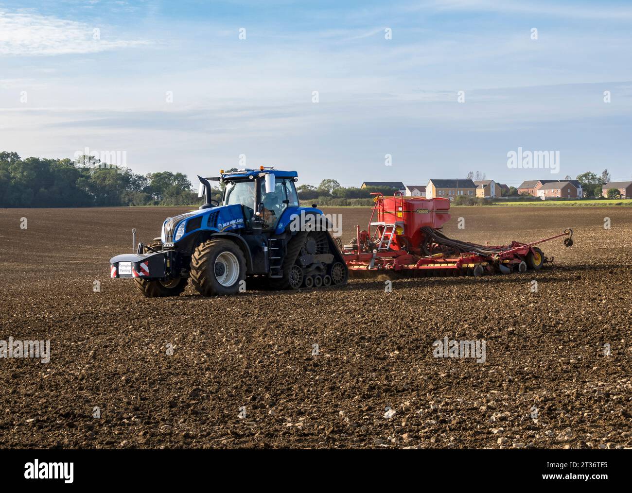 Traktor schleppen Rapid Crop Saat Maschine zum Einstellen von Saatgut für Winterpflanzen, Cherry Willingham, Lincoln City, Lincolnshire, England, UK Stockfoto