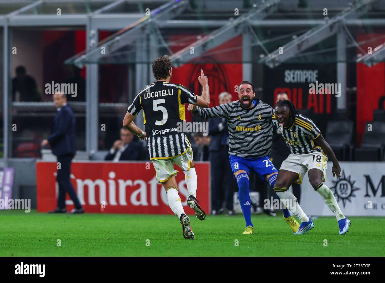 Mailand, Italien. Oktober 2023. Manuel Locatelli von Juventus FC (L) feiert, nachdem er im San Siro Stadium 2023/24 ein Tor mit Carlo Pinsoglio (C) und Moise Kean von Juventus FC (R) geschossen hat. Quelle: SOPA Images Limited/Alamy Live News Stockfoto