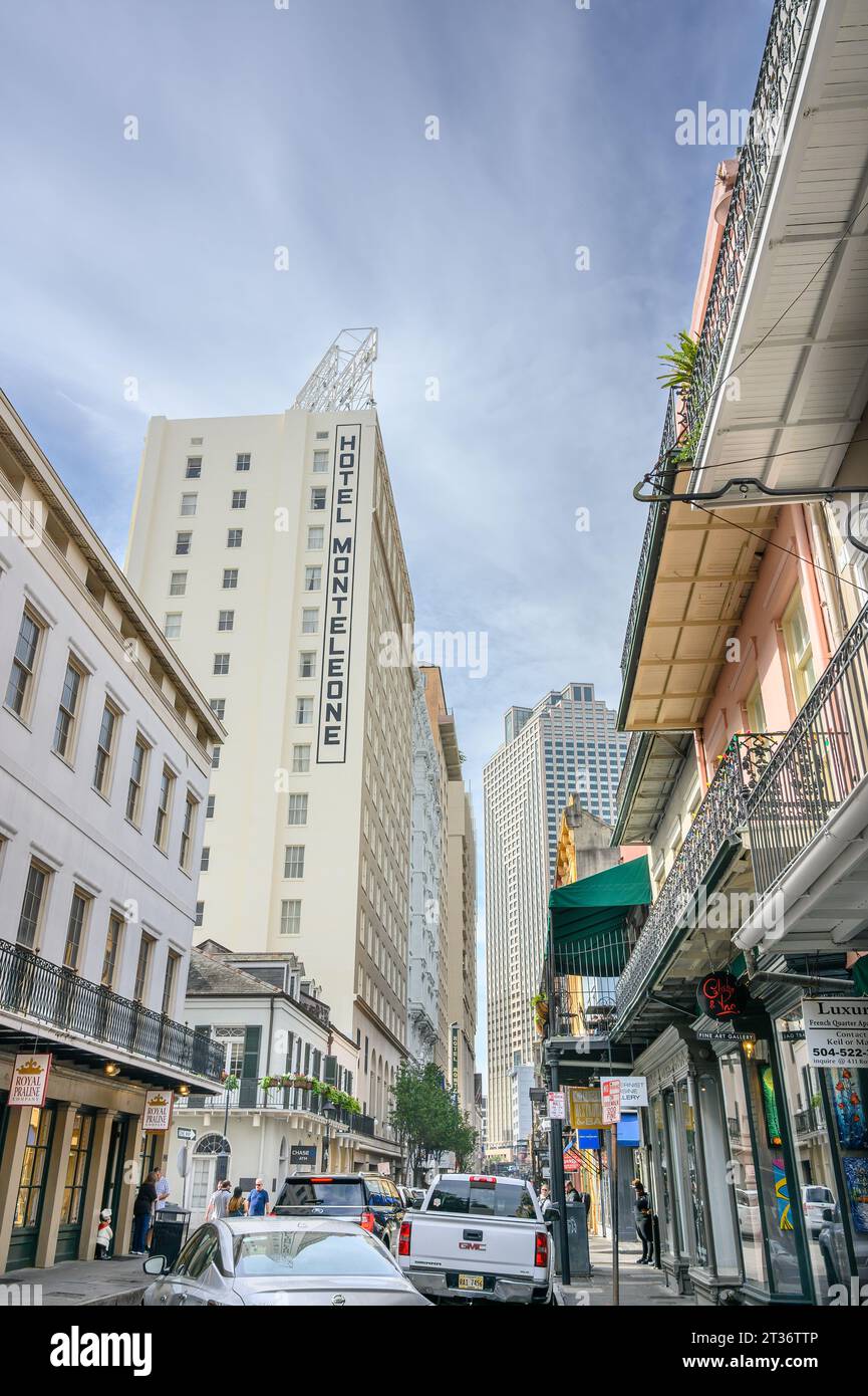 NEW ORLEANS, LA, USA - 22. OKTOBER 2023: Geschäftige Stadtlandschaft im French Quarter von der Royal Street mit Gebäuden im Central Business District im Stockfoto