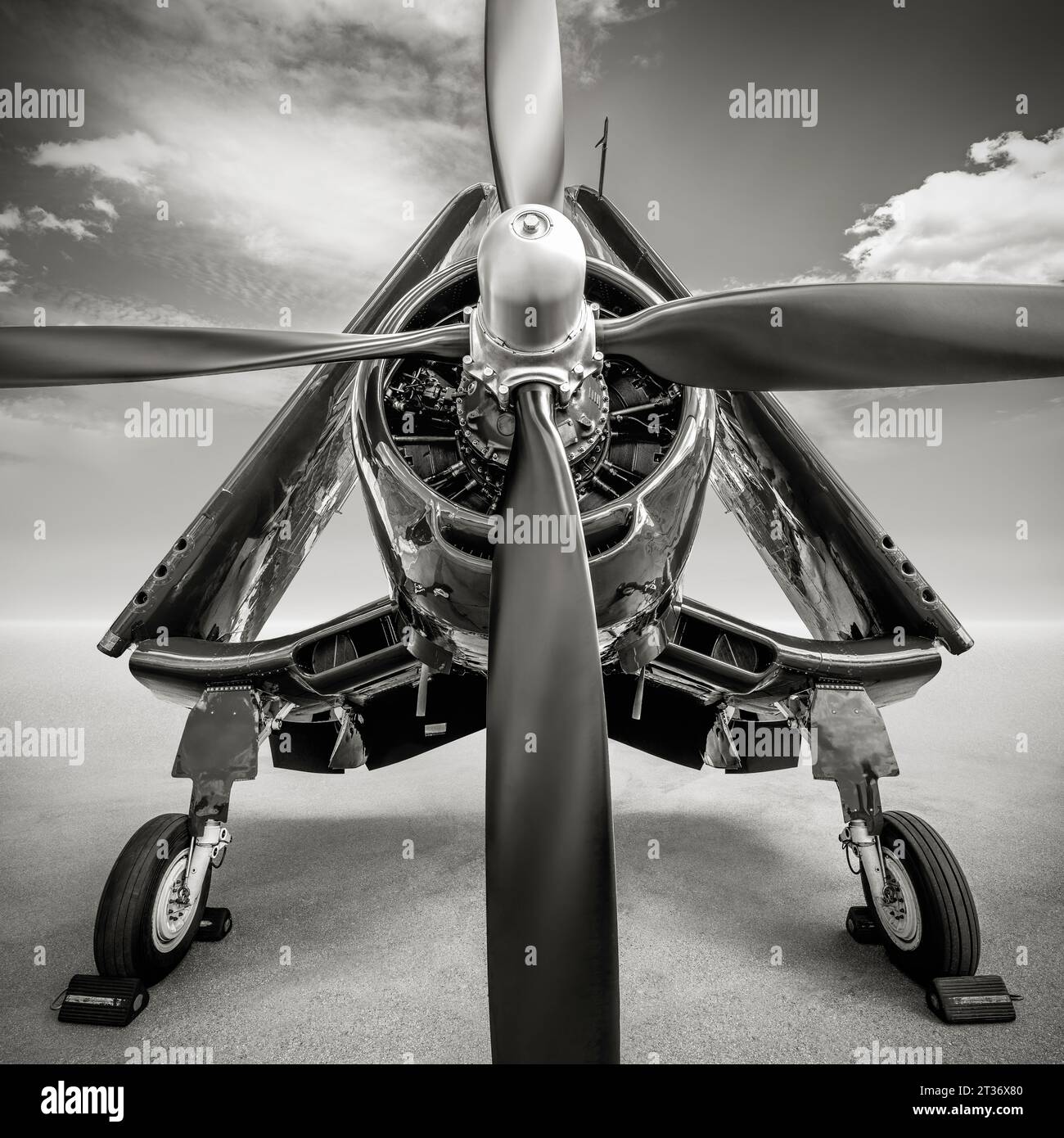 Historisches Kampfflugzeug auf einem Flugplatz Stockfoto