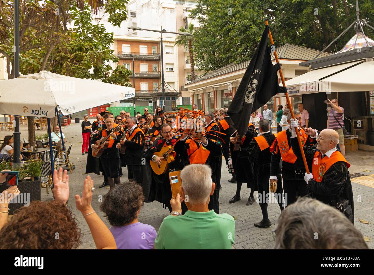 Männer in historischer Kleidung während des Feigenfeigen-Festivals in der spanischen fiesta de las Tunas in den Straßen von Huelva in Andalusien Stockfoto
