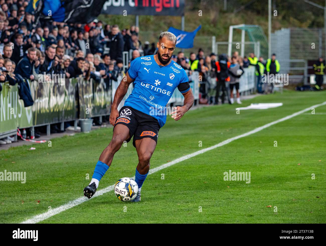 Halmstad, Schweden. Oktober 2023. Philemon Ofosu-Ayeh (17) von Halmstad BK, das während des Allsvenskan-Spiels zwischen Halmstads BK und Mjaellby im Oerjans Vall in Halmstad zu sehen war. (Foto: Gonzales Photo - Amanda Persson). Stockfoto