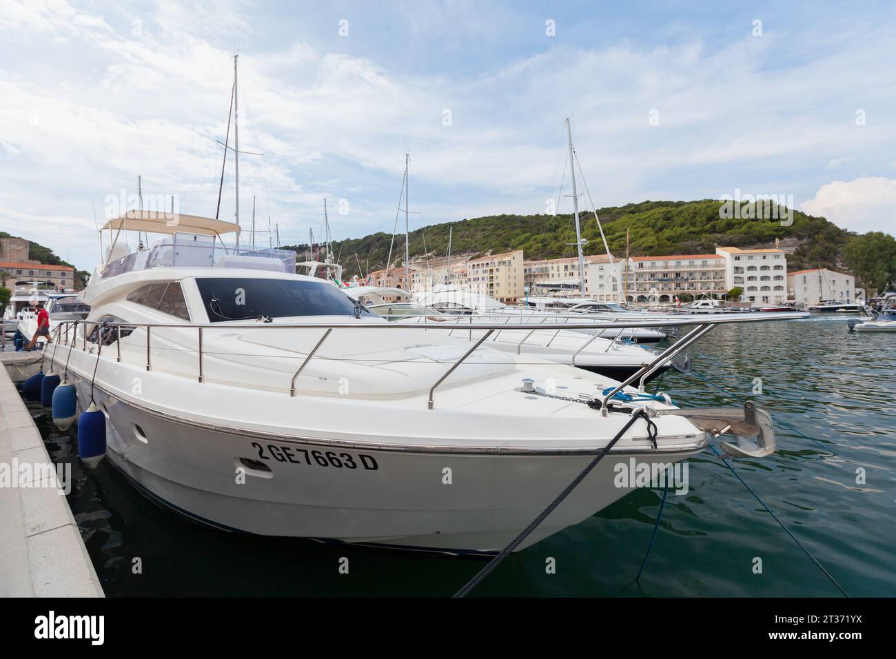 Bonifacio, Frankreich - 22. August 2018: Luxusyachten im Hafen von Bonifacio, der kleinen Hafenstadt der Insel Korsika, vor Anker Stockfoto