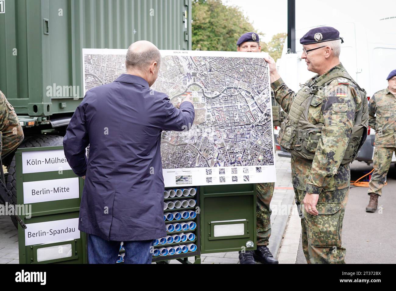 Bundeskanzler bei der Faehigkeitsdemonstration der Territorialen Verfuegungsgruppe des BMVg in Köln-Wahn Bundeskanzler Olaf Scholz SPD erhaelt eine Landkarte svon Berlin. Hierbei ist das Kanzleramt besonders gekennzeichnet. Auf dieses deutet er und freut sich uebr das Geschenk im Rahmen seinemsBesuch der Kaserne Köln Wahn im Rahmen der Faehigkeitsdemonstration mit zivilmilitaerische Zusammenarbeit und den Host Nation Support in verschiedenen Lageeinspielungen realitaetsnah geuebt, Köln, 23.10.2023 Köln Nordrhein-Westfalen Deutschland *** Bundeskanzler bei der Fähigkeitsdemonstration Stockfoto