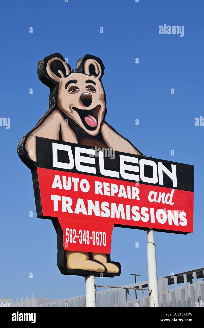 LONG BEACH, KALIFORNIEN - 17. OCT 2023: Schild für DeLeon Auto Repair and Getriebes am Pacific Coast Highway, PCH. Stockfoto