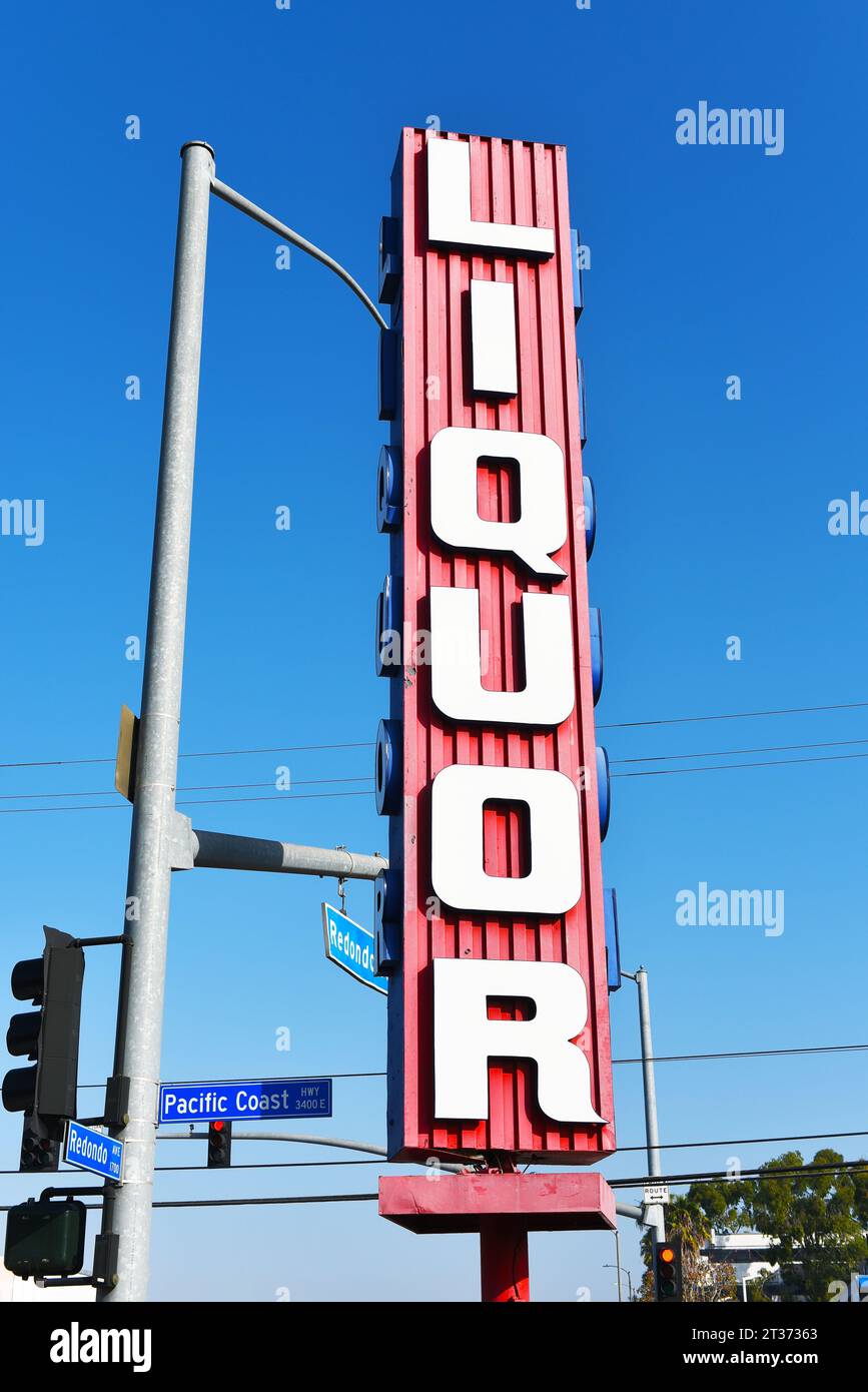 LONG BEACH, KALIFORNIEN - 18. OCT 2023: Retro Liquor Schild am Pacific Coast Highway und Redondo Avenue Stockfoto