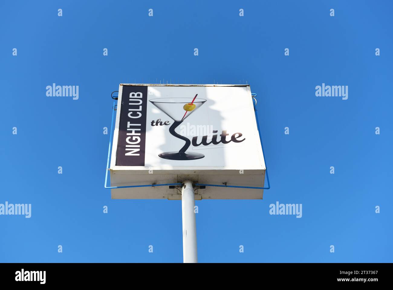 LONG BEACH, KALIFORNIEN - 18. OCT 2023: Das Suite Night Club Schild vor einem hellblauen Himmel, Pacific Coast Highway, PCH. Stockfoto