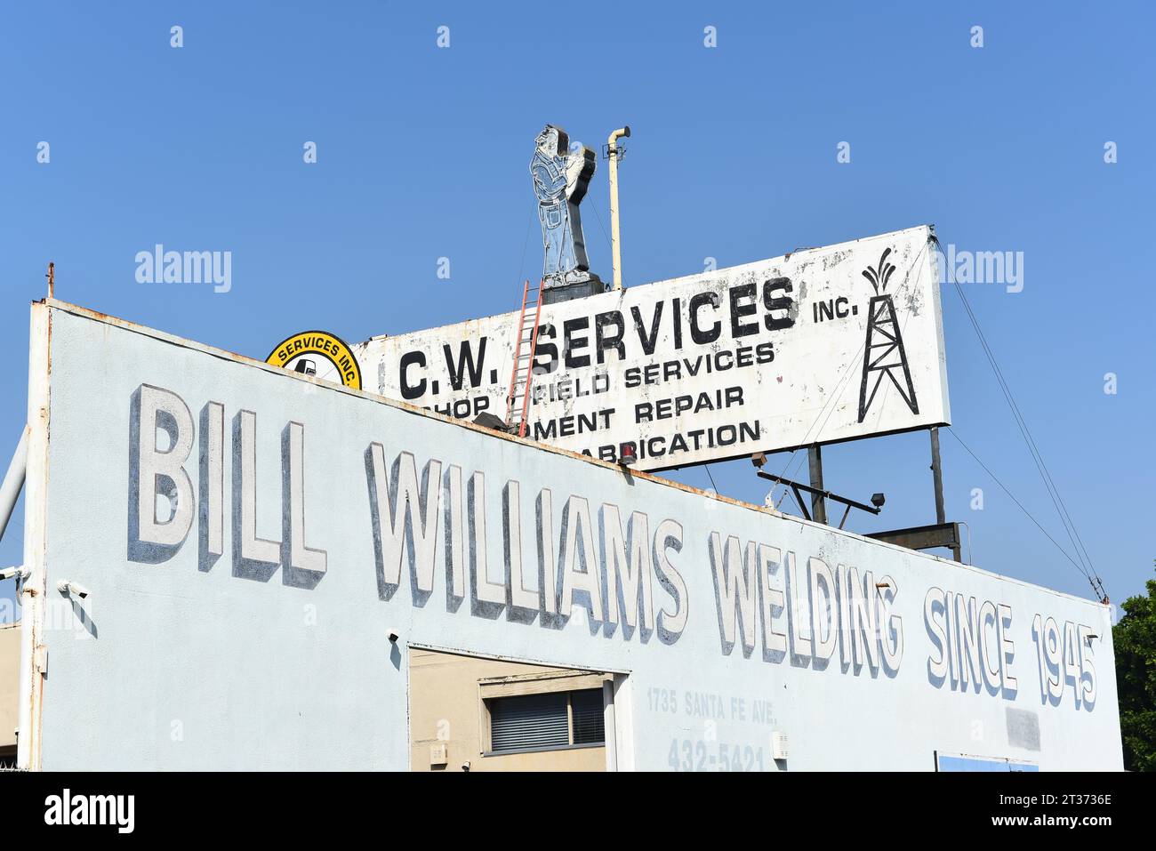 LONG BEACH, KALIFORNIEN - 18. OCT 2023: Bill Williams Welding auf Santa Fe Avenue und Pacific Coast Highway, PCH. Stockfoto