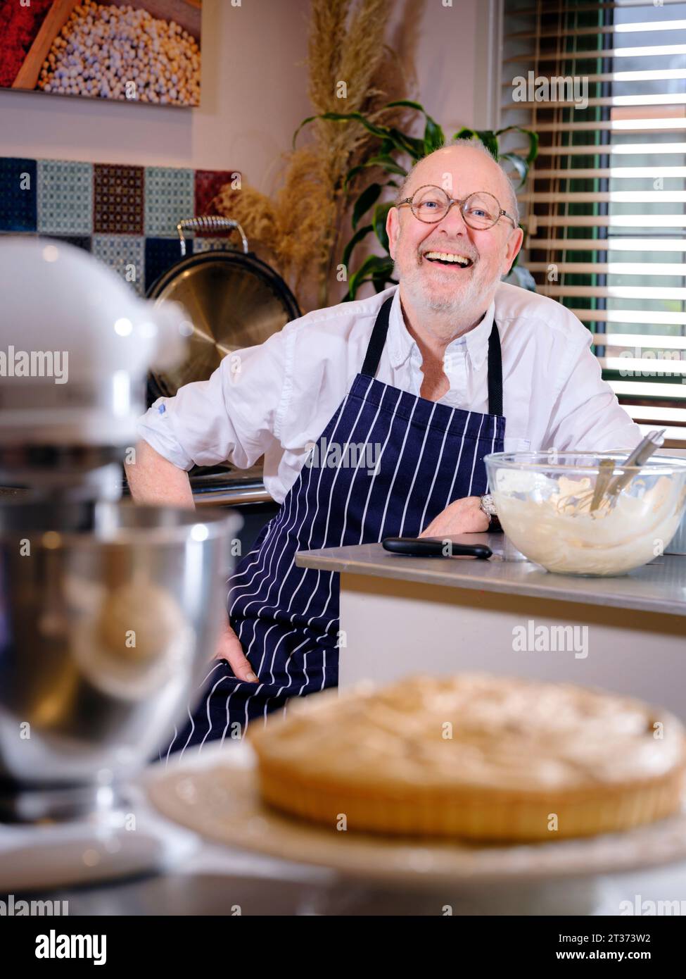 Nur für redaktionelle Zwecke - Koch und Autor Ian Dowding, einer der Erfinder des Banoffi Pie, der Anfang der 1970er Jahre im Hungry Monk Restaurant in East Sussex, Großbritannien, entstand. Stockfoto