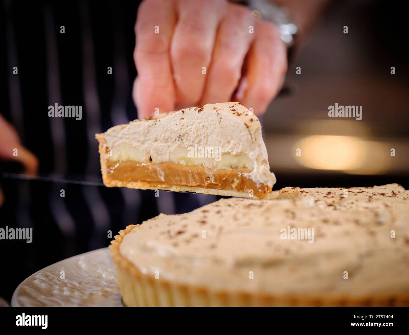 Nur für redaktionelle Zwecke - Koch und Autor Ian Dowding, einer der Erfinder des Banoffi Pie, der Anfang der 1970er Jahre im Hungry Monk Restaurant in East Sussex, Großbritannien, entstand. Stockfoto