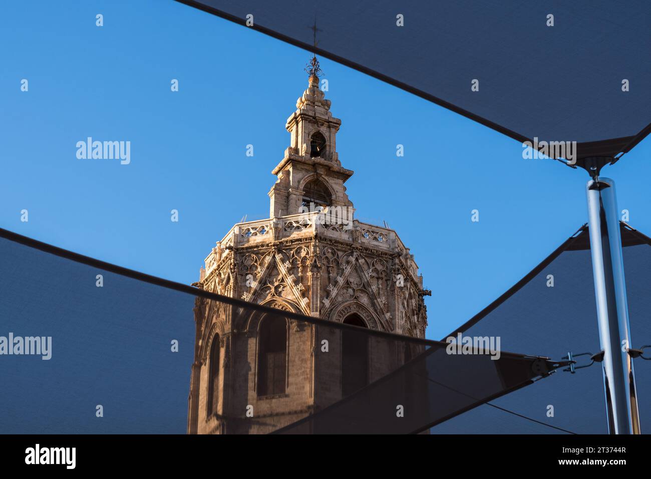 Detail der Miguelete: Der Glockenturm der Kathedrale von Valencia im gotischen Stil von Valencia. Reina-Platz in Valencia bei Tageslicht. Stockfoto