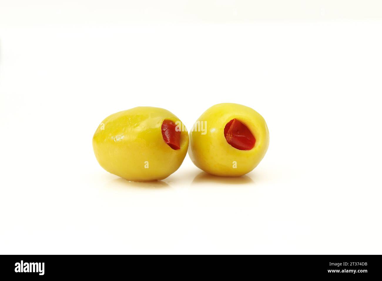 Zwei rote Paprika gefüllte eingelegte Oliven, isoliert auf weißem Backgorund Stockfoto