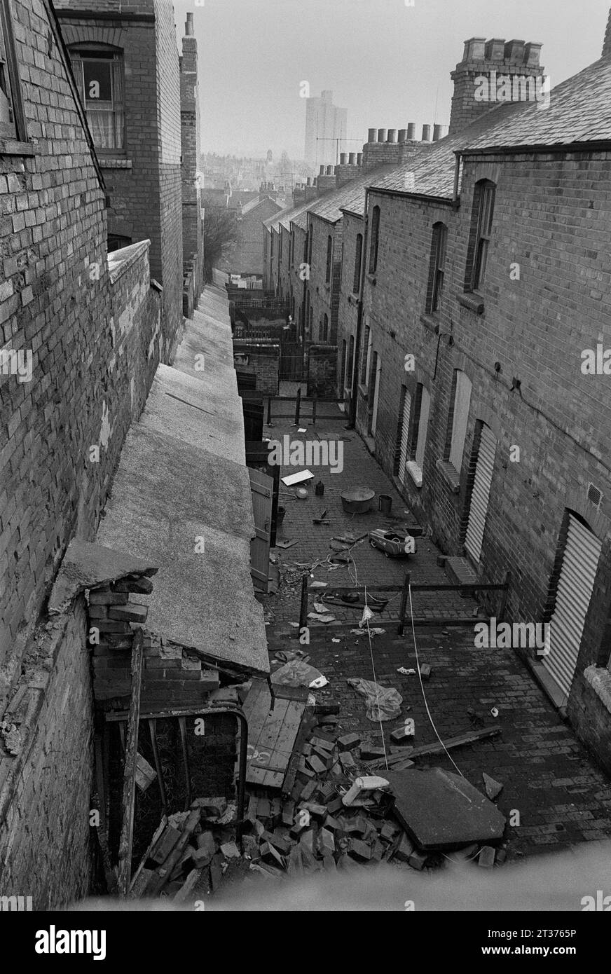 Spielzeuge in den Hinterhöfen einer Reihe viktorianischer Reihenhäuser und Toiletten, die während der Slumräumung von St Ann's, Nottingham, auf den Abriss warten. 1969-1972 Stockfoto